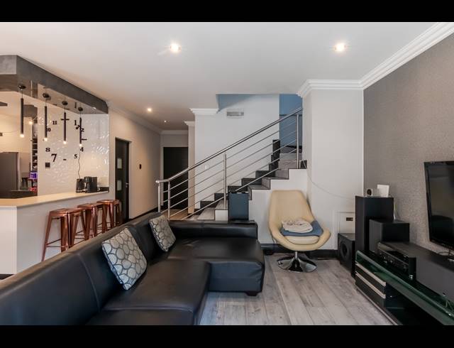 3 BEDROOM DUPLEX RENTED IN BRYANSTON